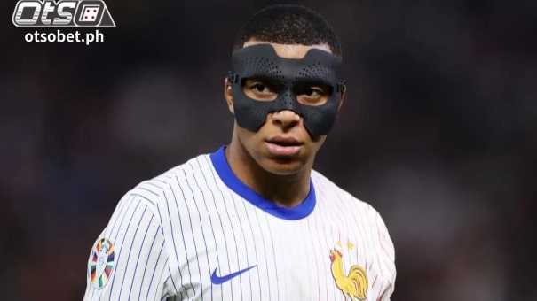 Inihayag ni Randal Kolo Muani na wala siyang makita matapos subukan ang face mask ni Kylian Mbappe habang ipinagtanggol niya ang mahinang porma ng kapitan.